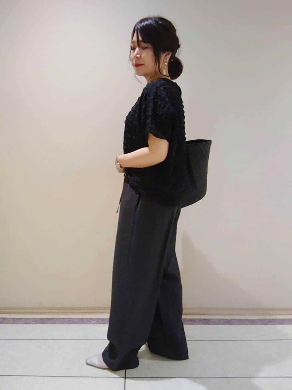 TOMOMIさんの「INDIVI｜【90cm四方】ボタニカル柄大判スカーフ」を使ったコーディネート