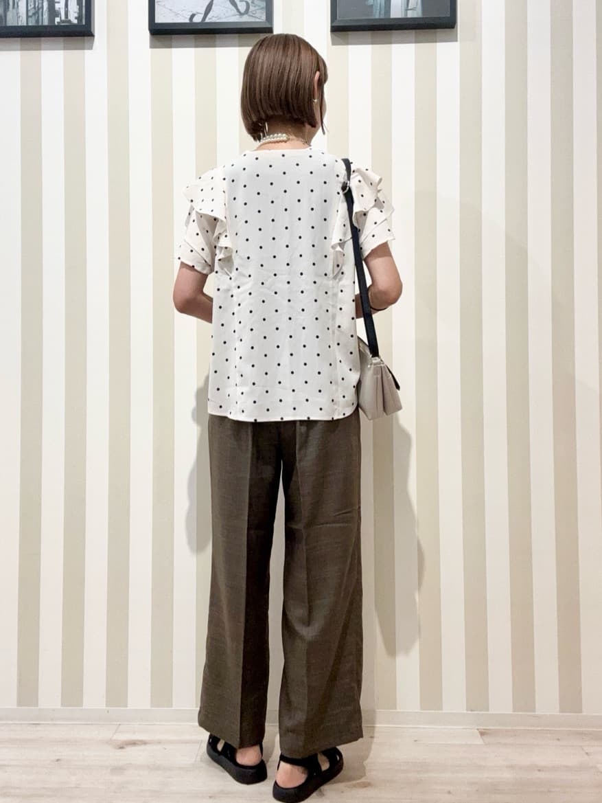 まつこさんの「SHOO･LA･RUE｜【無地/ドット柄】お袖フリルが華やぐ きれいめブラウス」を使ったコーディネート