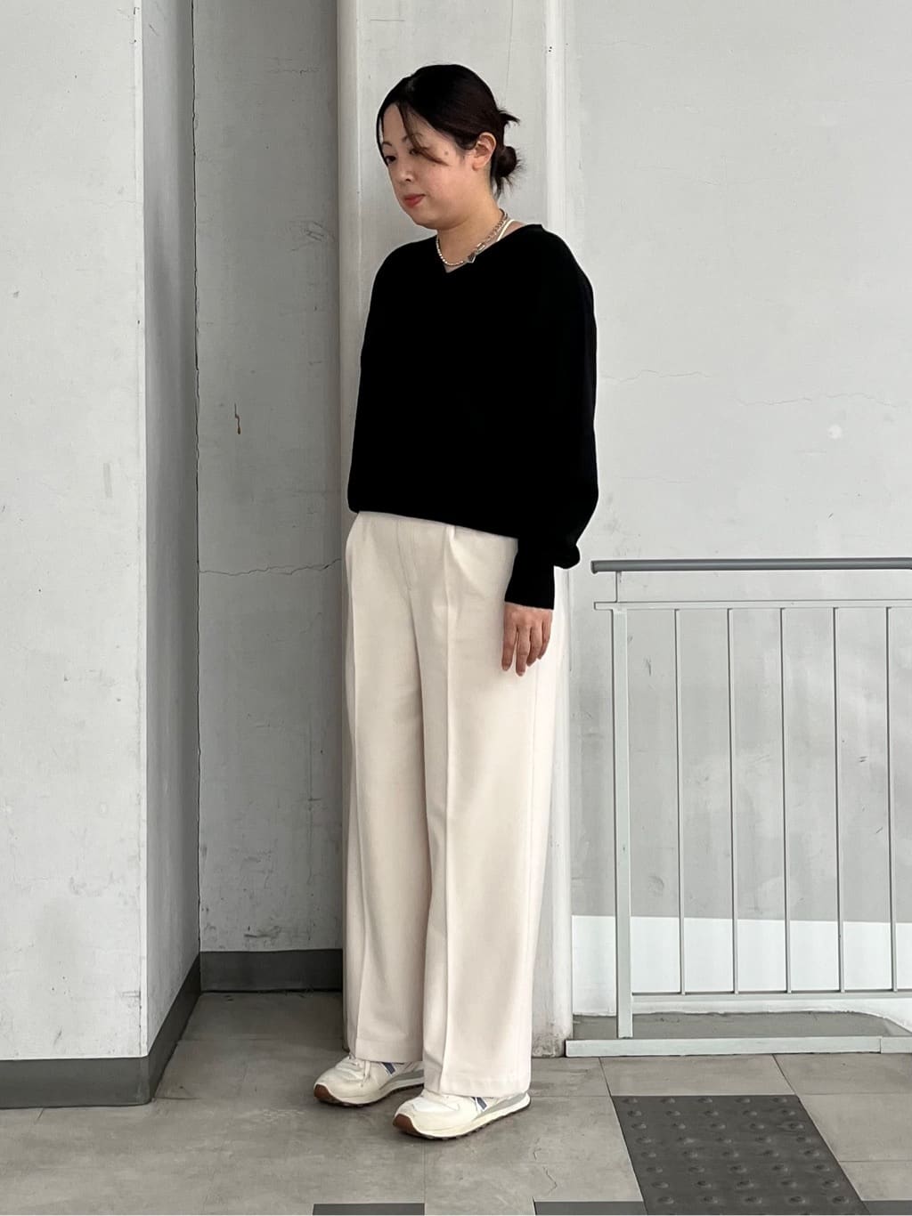 aiさんの「THE SHOP TK｜【すっきりシルエットが叶う】大人のためのVネックニット/毛玉になりにくい/静電気防止/洗濯機OK」を使ったコーディネート