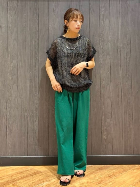 meiさんの「SHOO･LA･RUE｜【2点セット/S-LL】キラリと光るラメがポイント メッシュロゴニット+タンクトップ」を使ったコーディネート