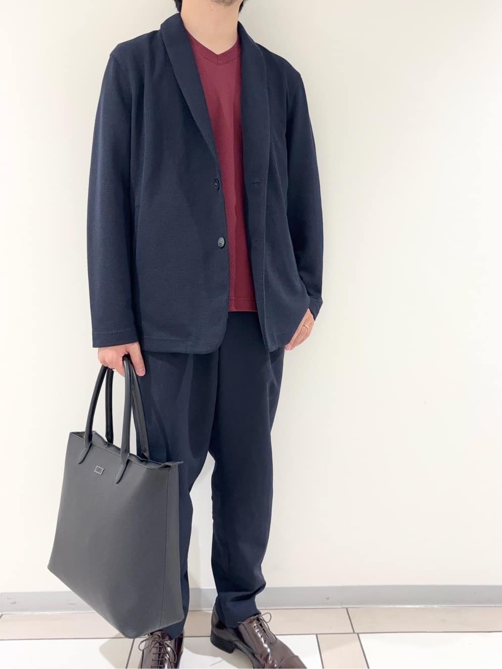 及川さんの「TAKEO KIKUCHI｜【尾州織】ショールカラー カーディガン」を使ったコーディネート