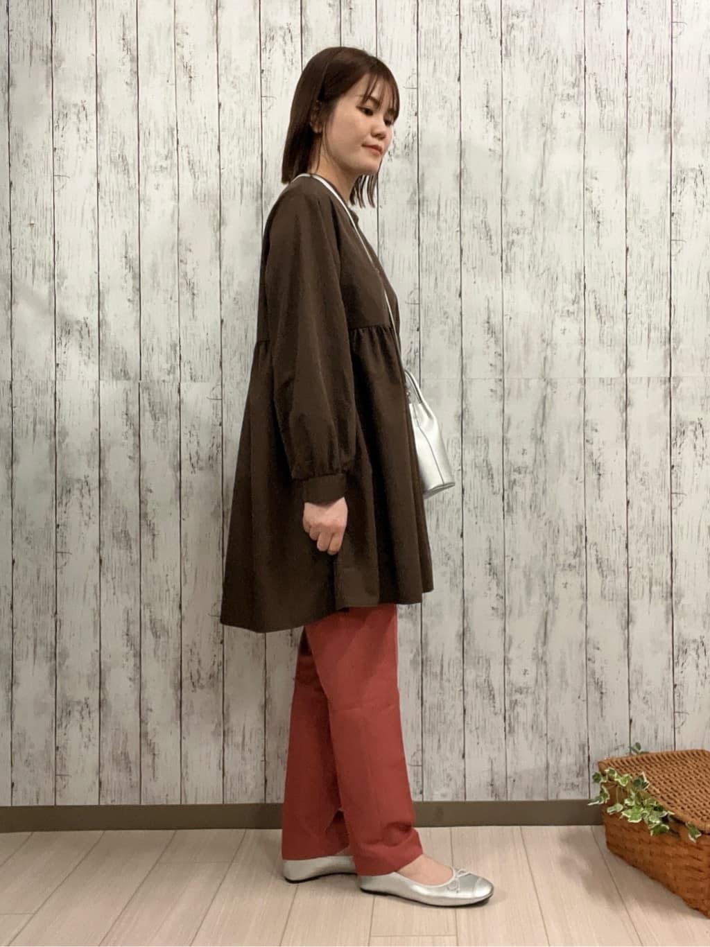 シカさんの「SHOO･LA･RUE｜【高レビュー/SS-LL/美脚シルエット】すっきりきれい見え テーパードパンツ」を使ったコーディネート