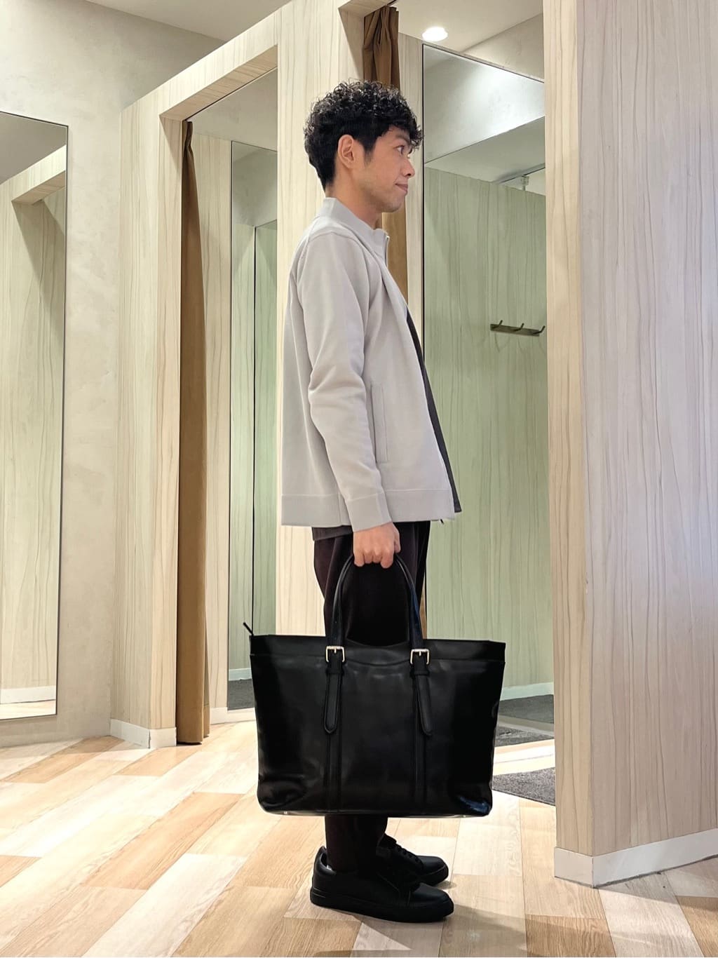 URAさんの「TAKEO KIKUCHI｜アンチピリング ジップアップ ニット」を使ったコーディネート