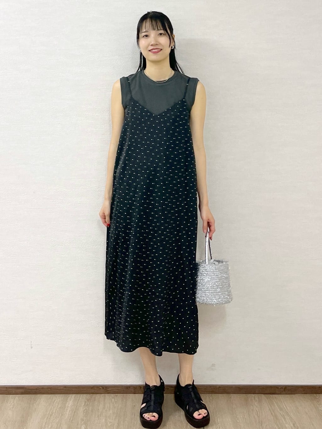 sachikoさんの「OPAQUE.CLIP｜ランダムドット サテンキャミワンピース【洗濯機洗い可】」を使ったコーディネート
