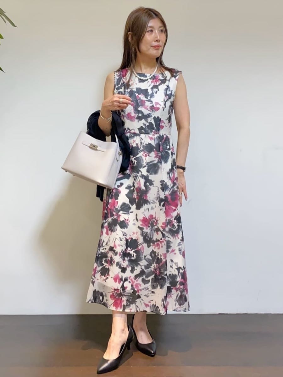 tomoさんの「UNTITLED｜【シアー/エレガント/花柄/夏ワンピ】ペイントフラワーワンピース」を使ったコーディネート