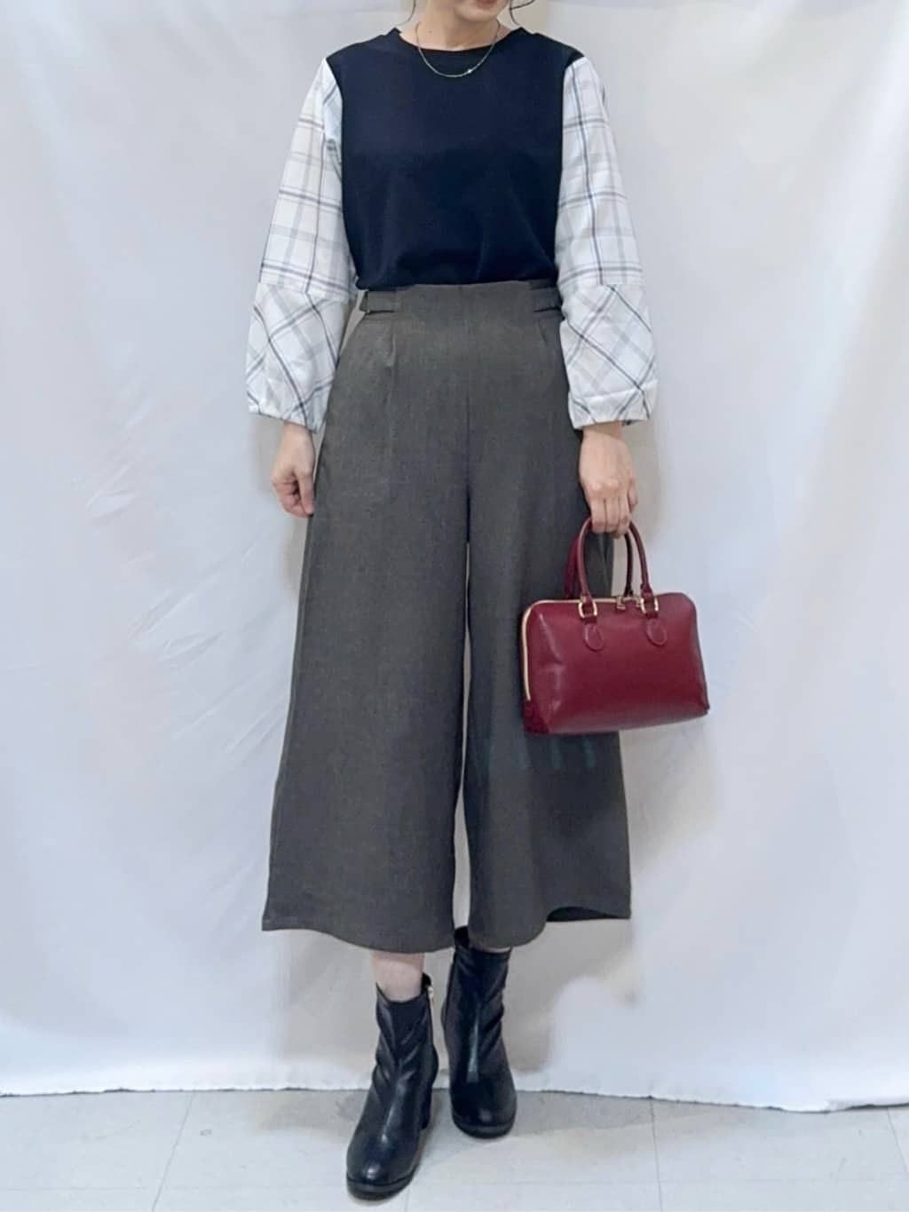 𝐇𝐢𝐫𝐨𝐦𝐢さんの「SHOO･LA･RUE｜【高レビュー/S-LL】1枚で決まる お袖チェック 異素材使いトップス」を使ったコーディネート