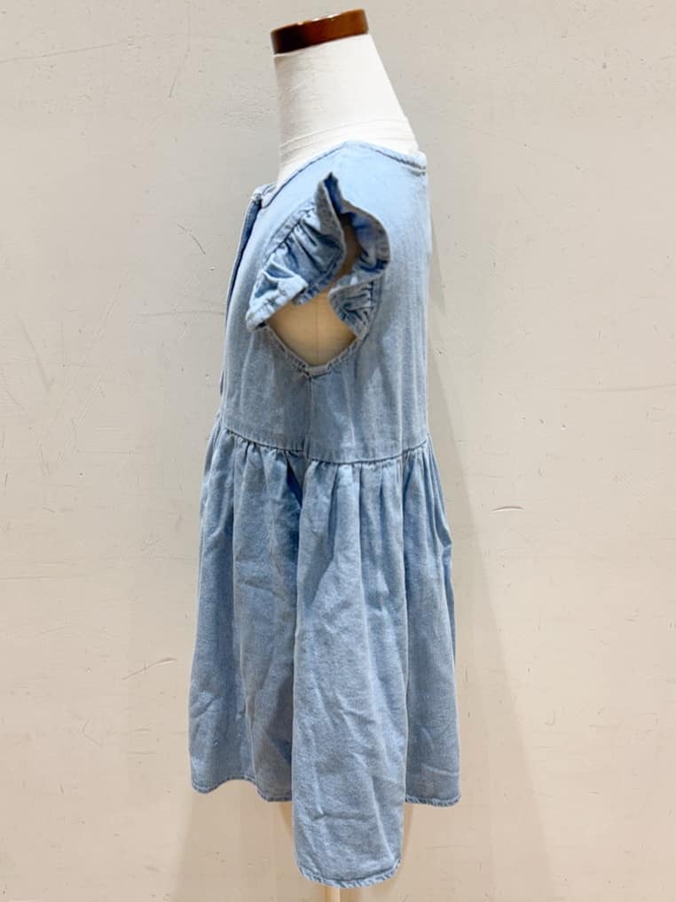 Takayaさんの「SHOO･LA･RUE｜【100-150cm/ひんやり】ハートボタンデニムワンピース」を使ったコーディネート