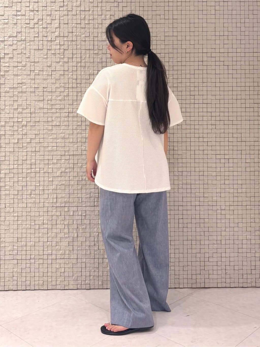 MEGUMIさんの「INDIVI｜【デニムライク】マリンボタン リネン混ワイドパンツ」を使ったコーディネート