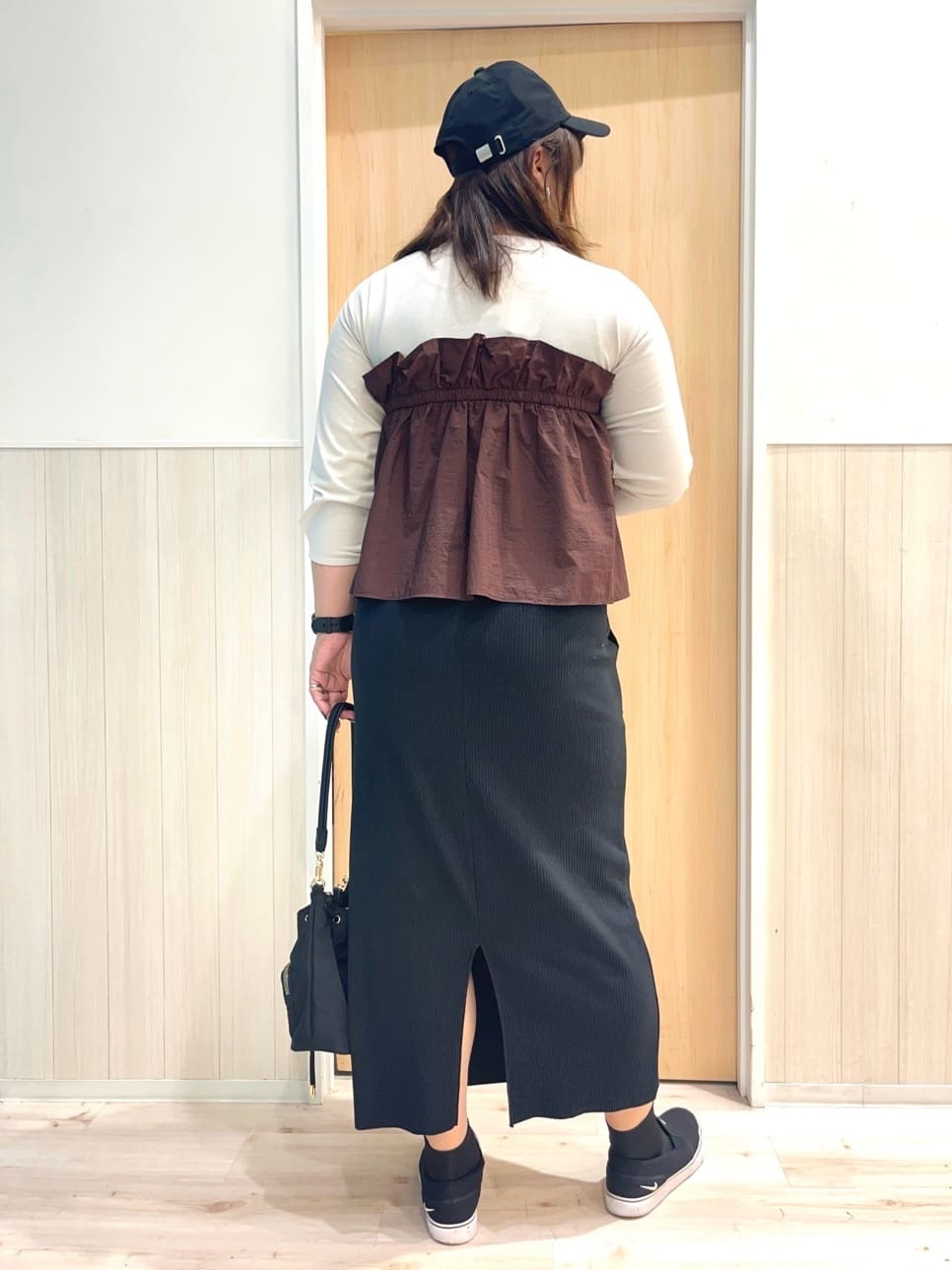 TUMU-TUMUさんの「SHOO･LA･RUE｜【洗濯機可/S-LL】1枚で華やか フリルドッキングトップス」を使ったコーディネート