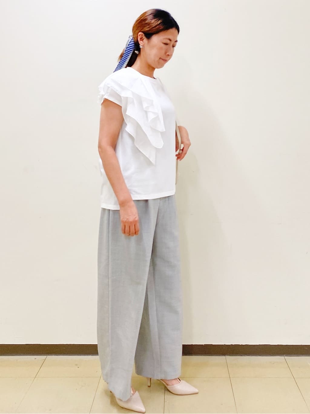 miさんの「index｜ショルダーフリルドッキングカットソー【洗濯機洗い可】」を使ったコーディネート