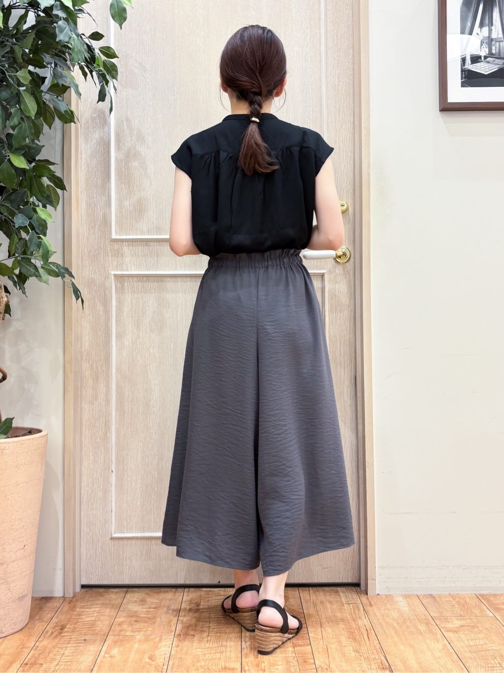 なみさんの「SHOO･LA･RUE｜【S-LL/洗濯後しわになりにくい】上品にきれい見え スラブギャザーブラウス」を使ったコーディネート