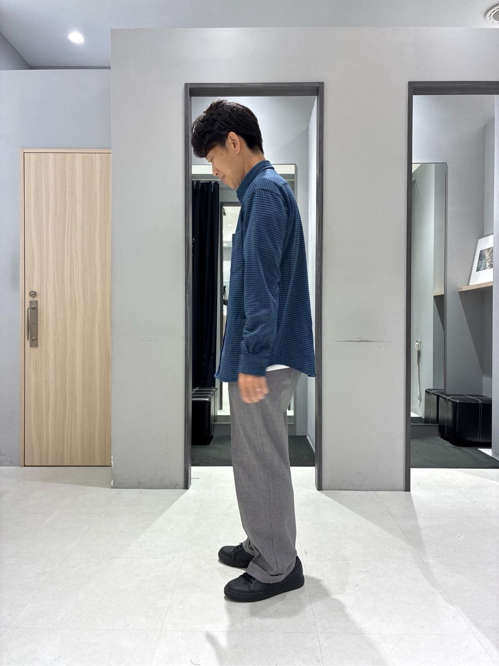 わいずみさんの「TAKEO KIKUCHI｜【抗菌防臭/シーズンレス】シアサッカーギンガムチェック ストレッチシャツ」を使ったコーディネート