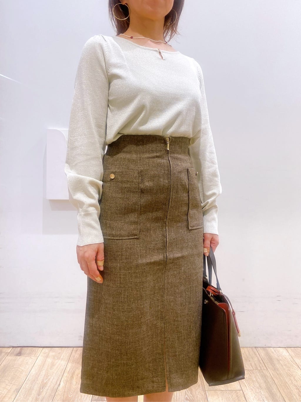 YUKOさんの「index｜パール調パーツ付きクルーネックニット【洗濯機OK】《8col／XS～3L》」を使ったコーディネート