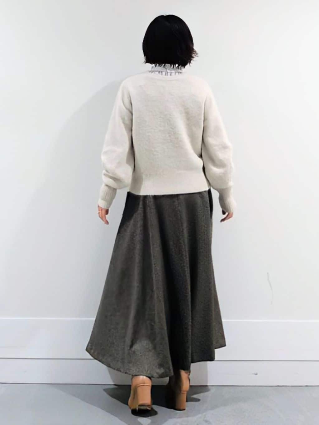 ミズタさんの「UNTITLED｜【ふわふわニット/前後2WAY】フォックスカシミヤカーディガン」を使ったコーディネート