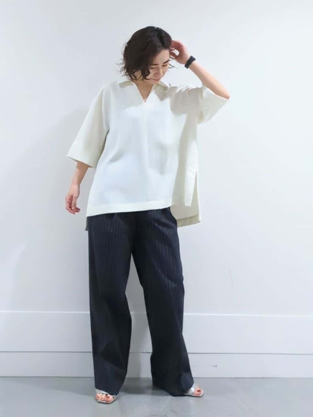 ミズタさんの「UNTITLED｜【UVカット/接触冷感/吸水速乾/ゆったり】V開きネックシャツ」を使ったコーディネート