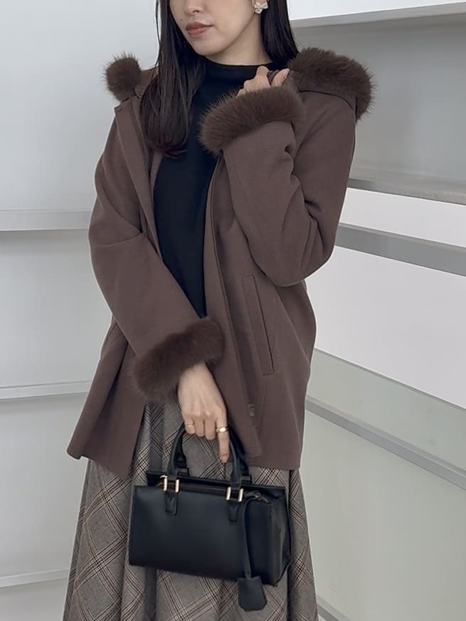 teiさんの「Couture brooch｜【大人可愛い・フード取り外し可能】フードフェイクファー ハーフ丈コート」を使ったコーディネート