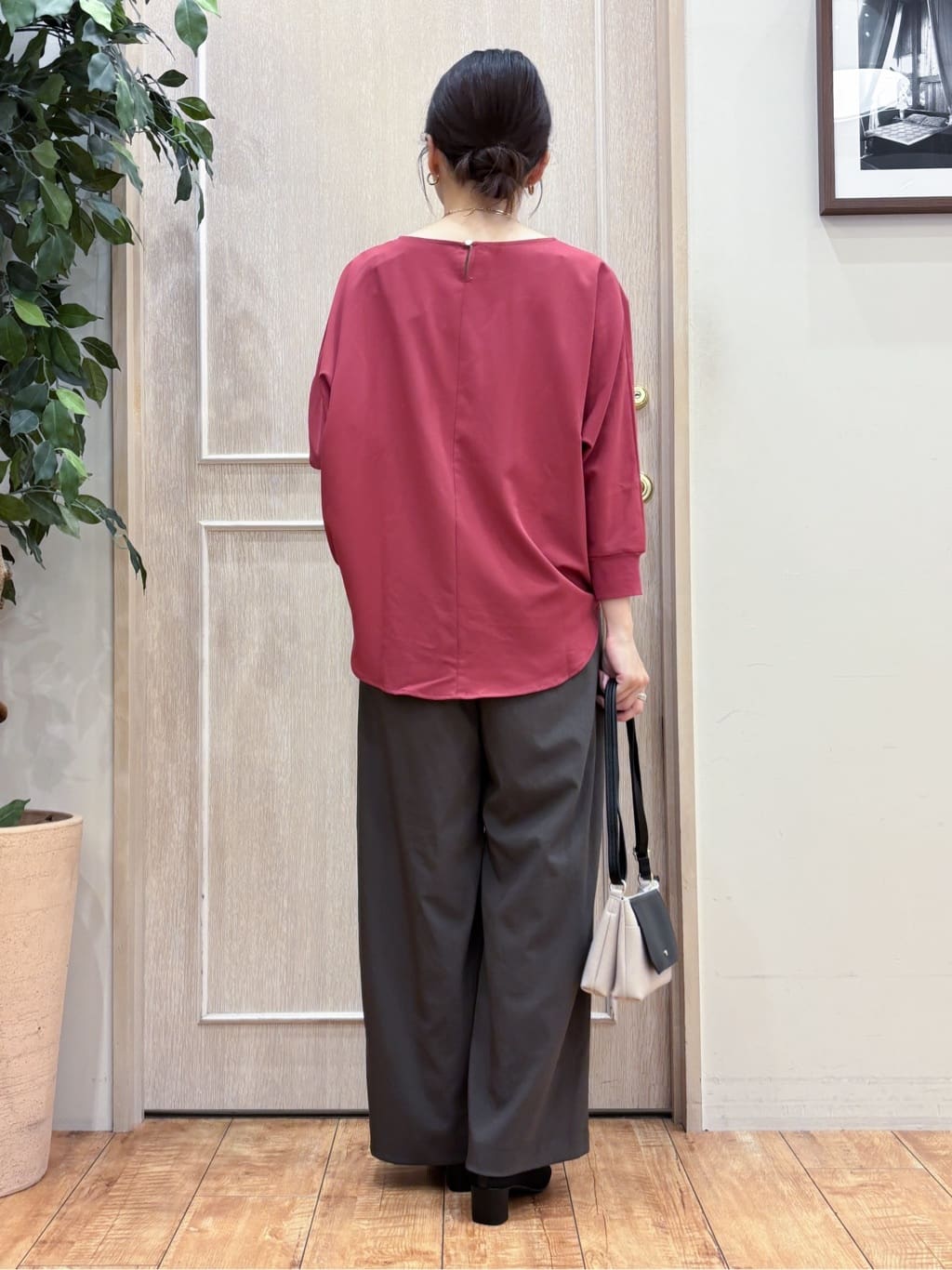 なみさんの「SHOO･LA･RUE｜【高レビュー/洗濯後しわになりにくい】1枚でサマ見え 8分袖ドルマンブラウス」を使ったコーディネート