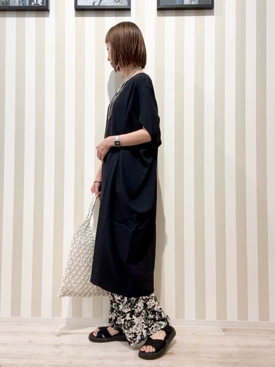 まつこさんの「SHOO･LA･RUE｜【S-LL】楽にサマ見え コクーンシルエットの涼やかワンピース」を使ったコーディネート