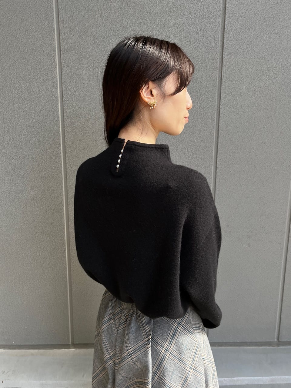 はばさんの「Couture brooch｜【ゆるふわ・通勤】リッシュアンゴラ バックパール調ニット」を使ったコーディネート