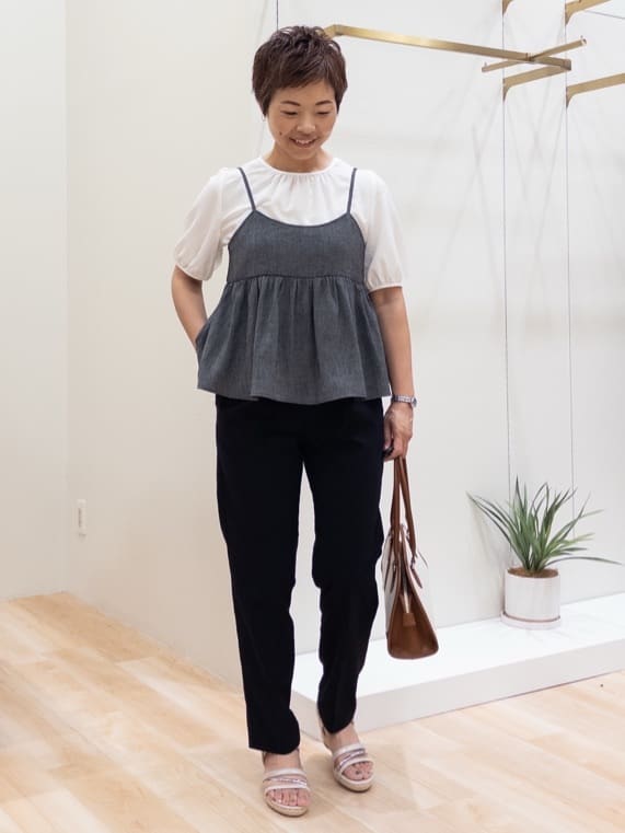 シュウコさんの「grove｜キレイも動きやすさも　美脚見えハイパーストレッチパンツ」を使ったコーディネート