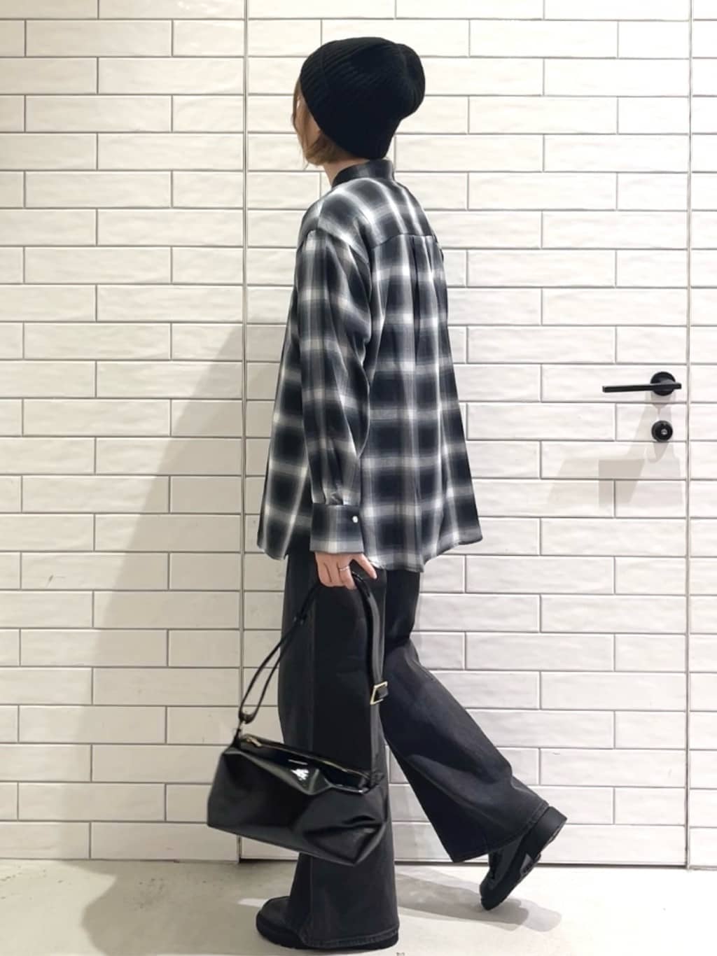 しおりさんの「OPAQUE.CLIP｜メタリック刺繍ロゴTシャツ【接触冷感／洗濯機洗い可】」を使ったコーディネート