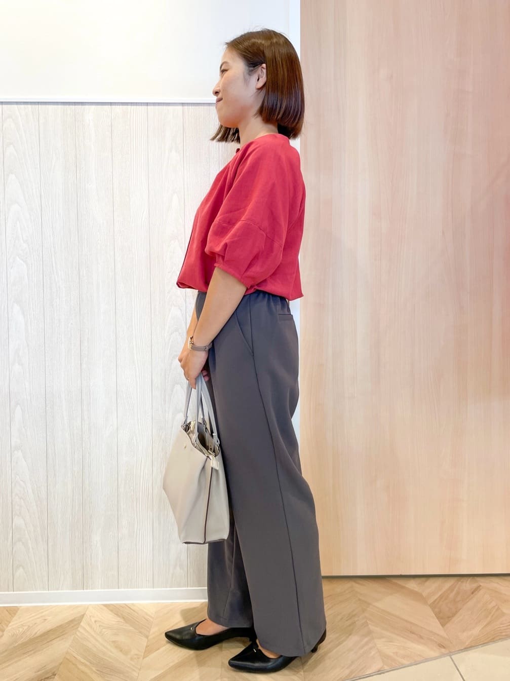 tomoさんの「SHOO･LA･RUE｜【S-LL/洗濯後しわになりにくい】ランタンスリーブで女性らしく 5分袖スキッパーブラウス」を使ったコーディネート