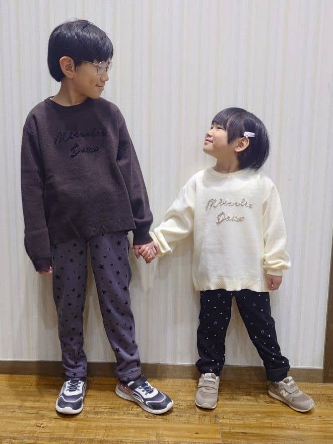Yuiさんの「SHOO･LA･RUE｜【100-150cm/リンク可/洗濯機可】ウェットライク刺繍ロゴニット」を使ったコーディネート