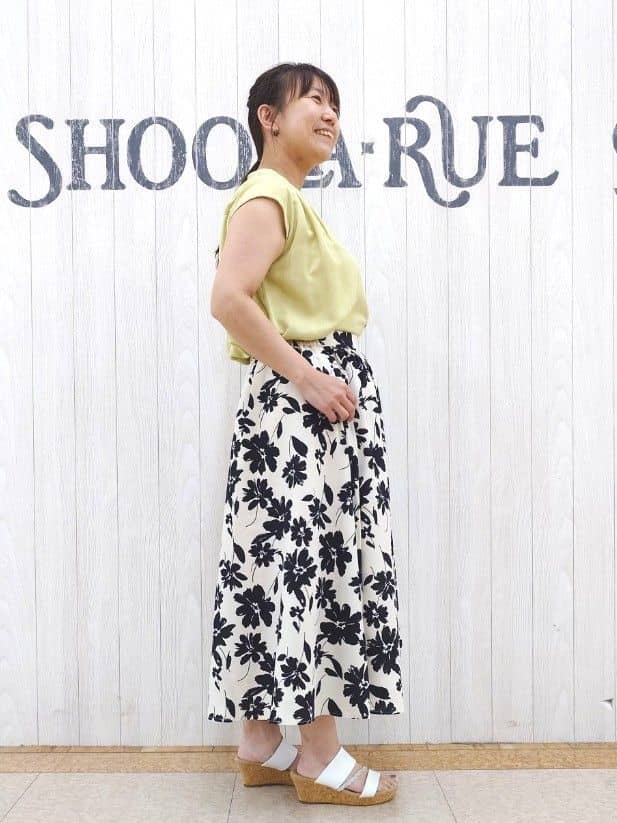 とろろさんの「SHOO･LA･RUE｜【S-LL/洗濯後しわになりにくい】上品にきれい見え スラブギャザーブラウス」を使ったコーディネート