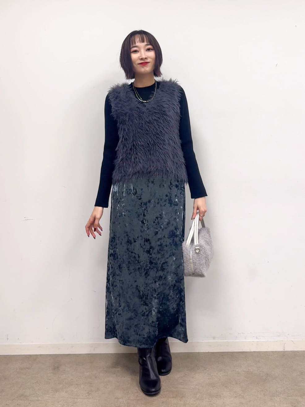 𝐜𝐡𝐢𝐤𝐚さんの「SHOO･LA･RUE｜【S-LL】光沢感が華やかに ベロア調ナロースカート」を使ったコーディネート