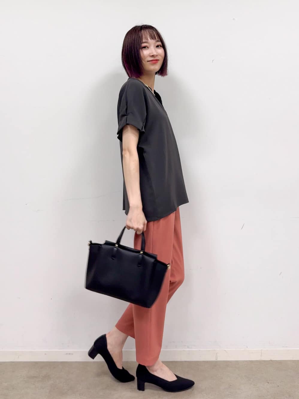 𝐜𝐡𝐢𝐤𝐚さんの「SHOO･LA･RUE｜【S-LL/セットアップ可/ひんやり】きちんと見えで上品 お袖タック スキッパーブラウス」を使ったコーディネート