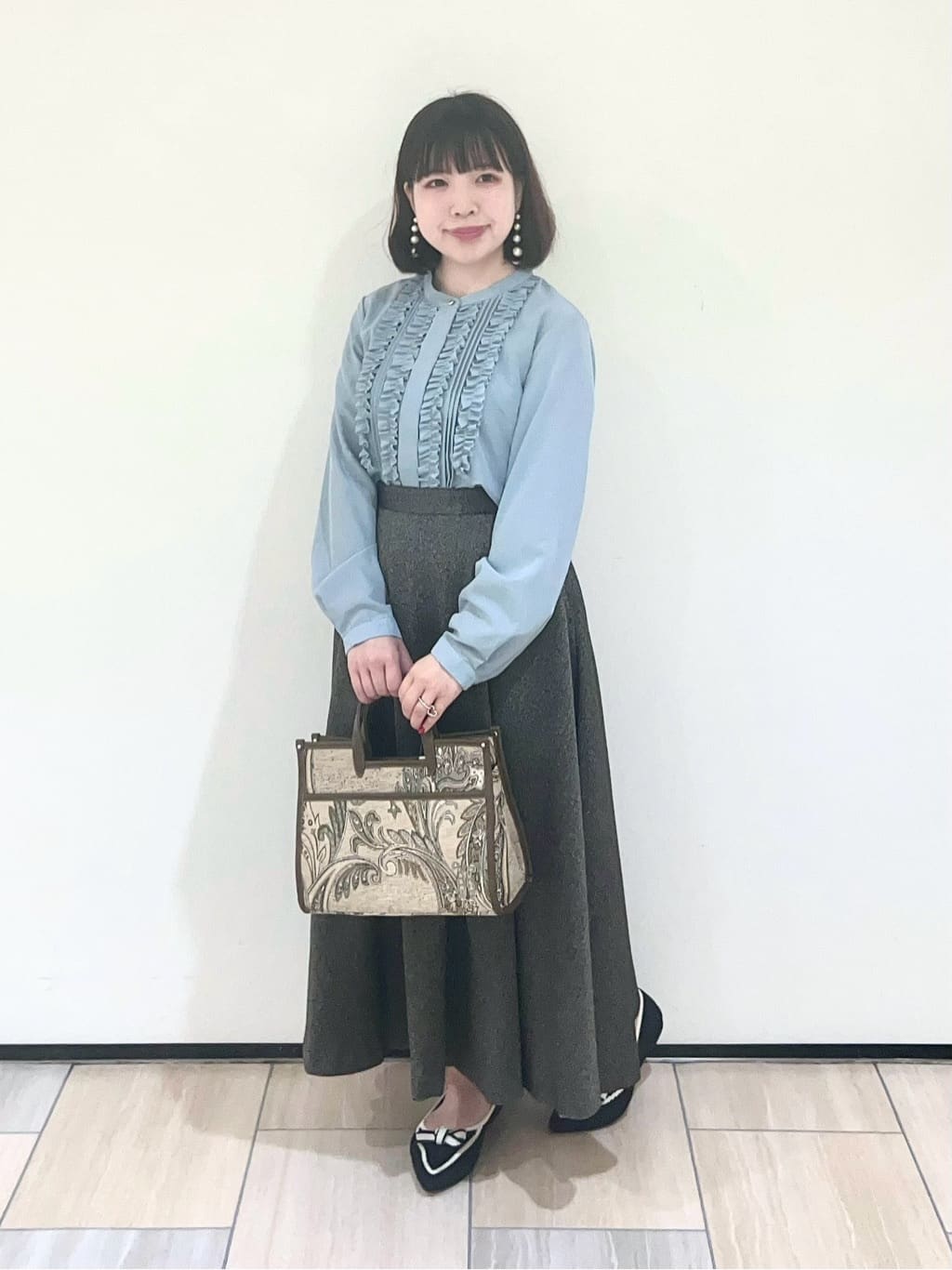 Mitsukiさんの「UNTITLED｜【1枚で着映え/オンオフ着回し】フリルサテンブラウス」を使ったコーディネート