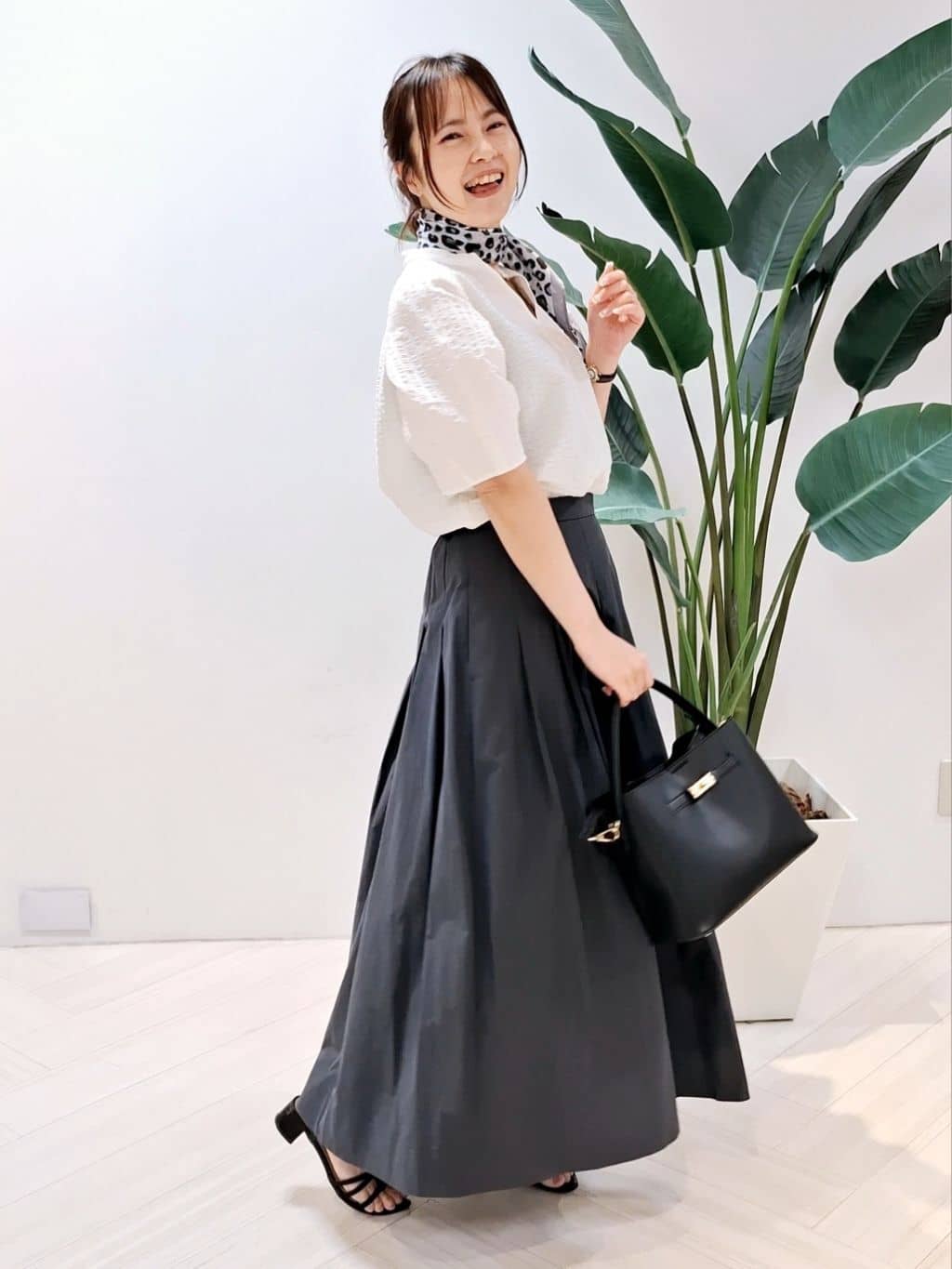 YuKaRiさんの「UNTITLED｜【吸水速乾/ストレッチ/Vネック】フォルムスリーブ ブラウス」を使ったコーディネート