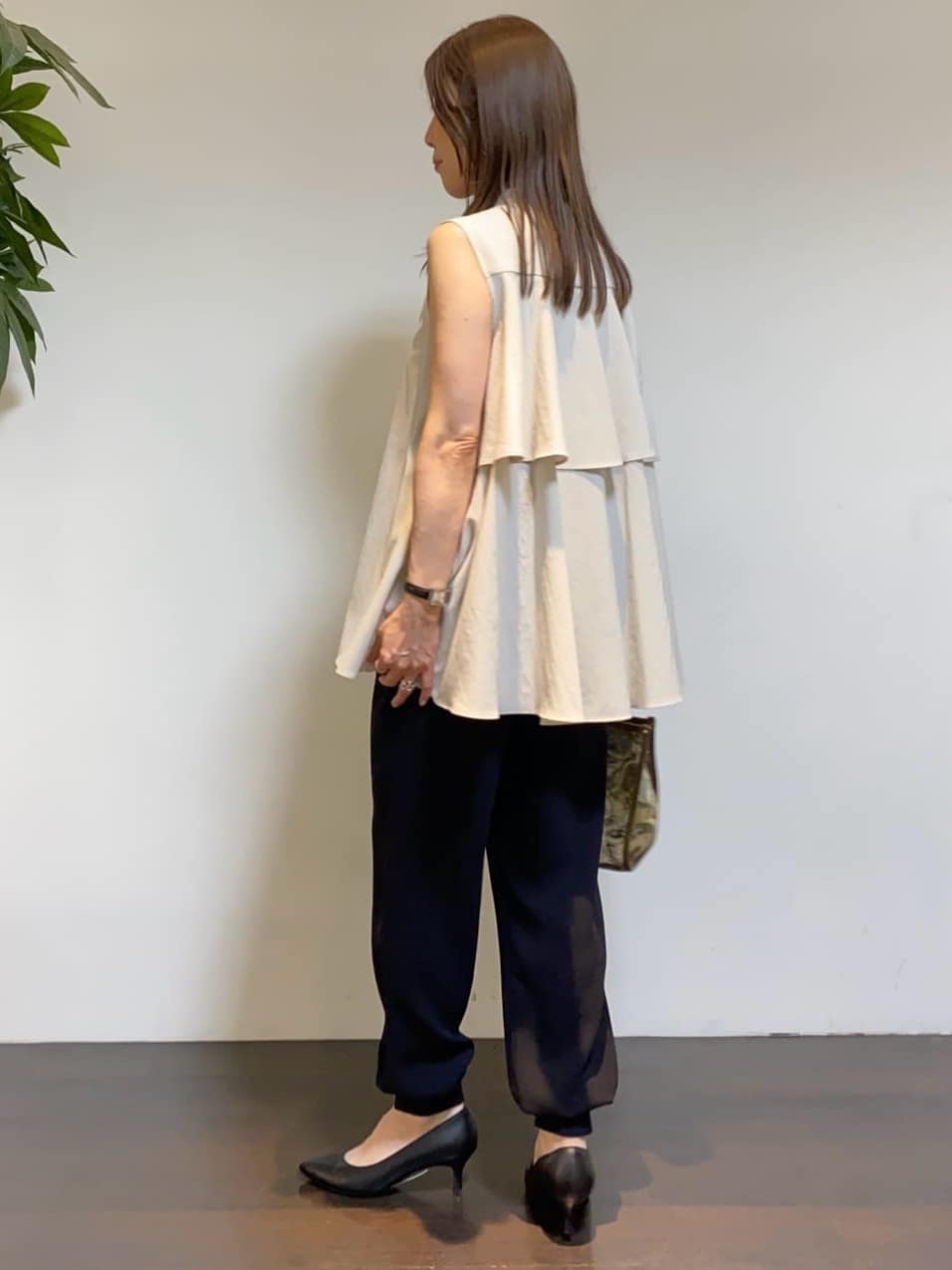 tomoさんの「UNTITLED｜【接触冷感/吸水速乾】フレアバックシャンブラウス」を使ったコーディネート