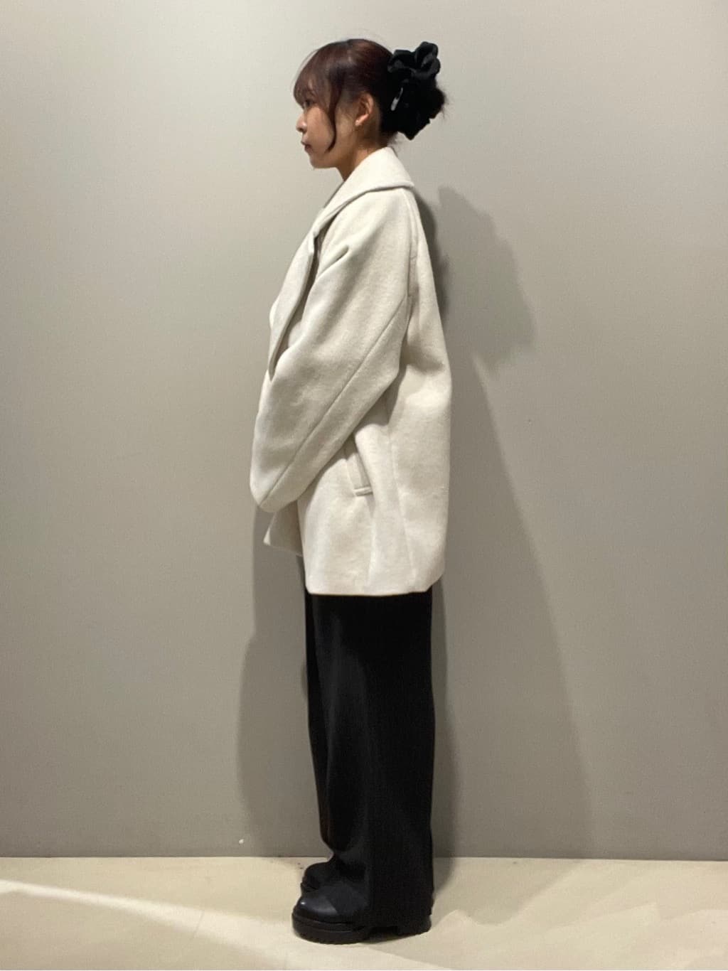 mikiさんの「OPAQUE.CLIP｜スパンコールフェザーVネックニット【洗濯機OK】」を使ったコーディネート