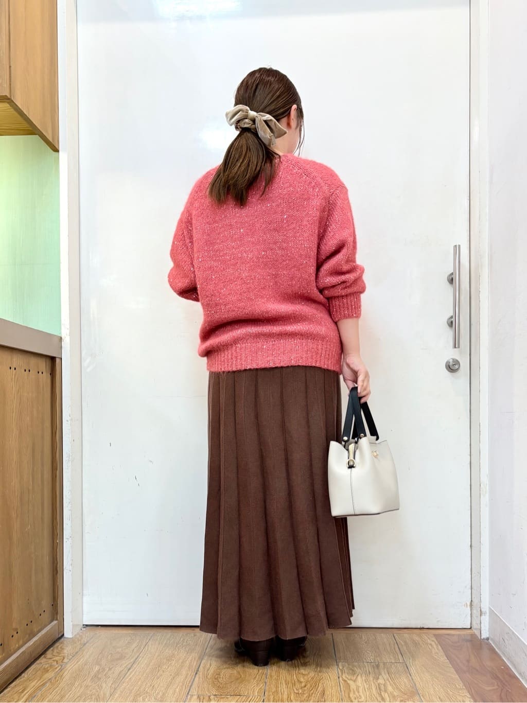 だいわさんの「SHOO･LA･RUE｜【洗濯機可/S-LL】上品にキラリと華やぐ スパンコールニット」を使ったコーディネート