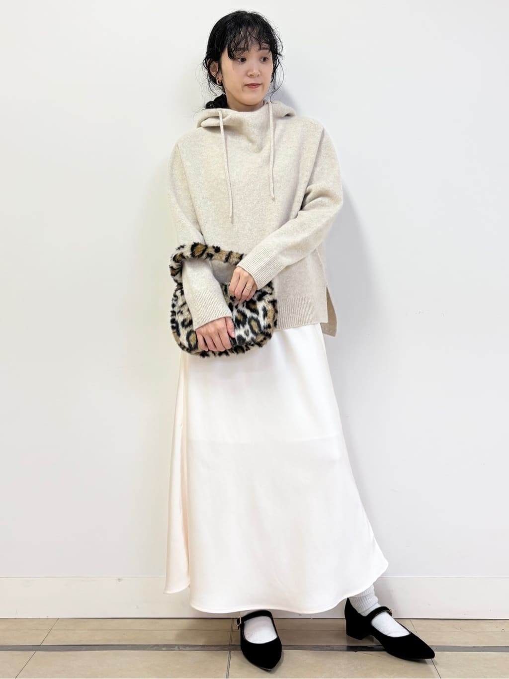 YOKOTAさんの「DRESSTERIOR｜カシミヤブレンドフードニット」を使ったコーディネート