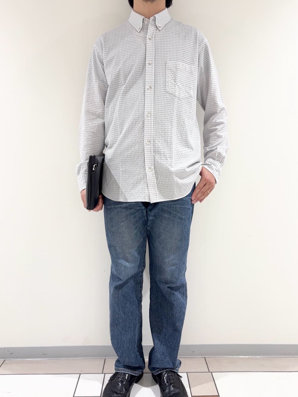 及川さんの「TAKEO KIKUCHI｜【抗菌防臭/シーズンレス】シアサッカーギンガムチェック ストレッチシャツ」を使ったコーディネート