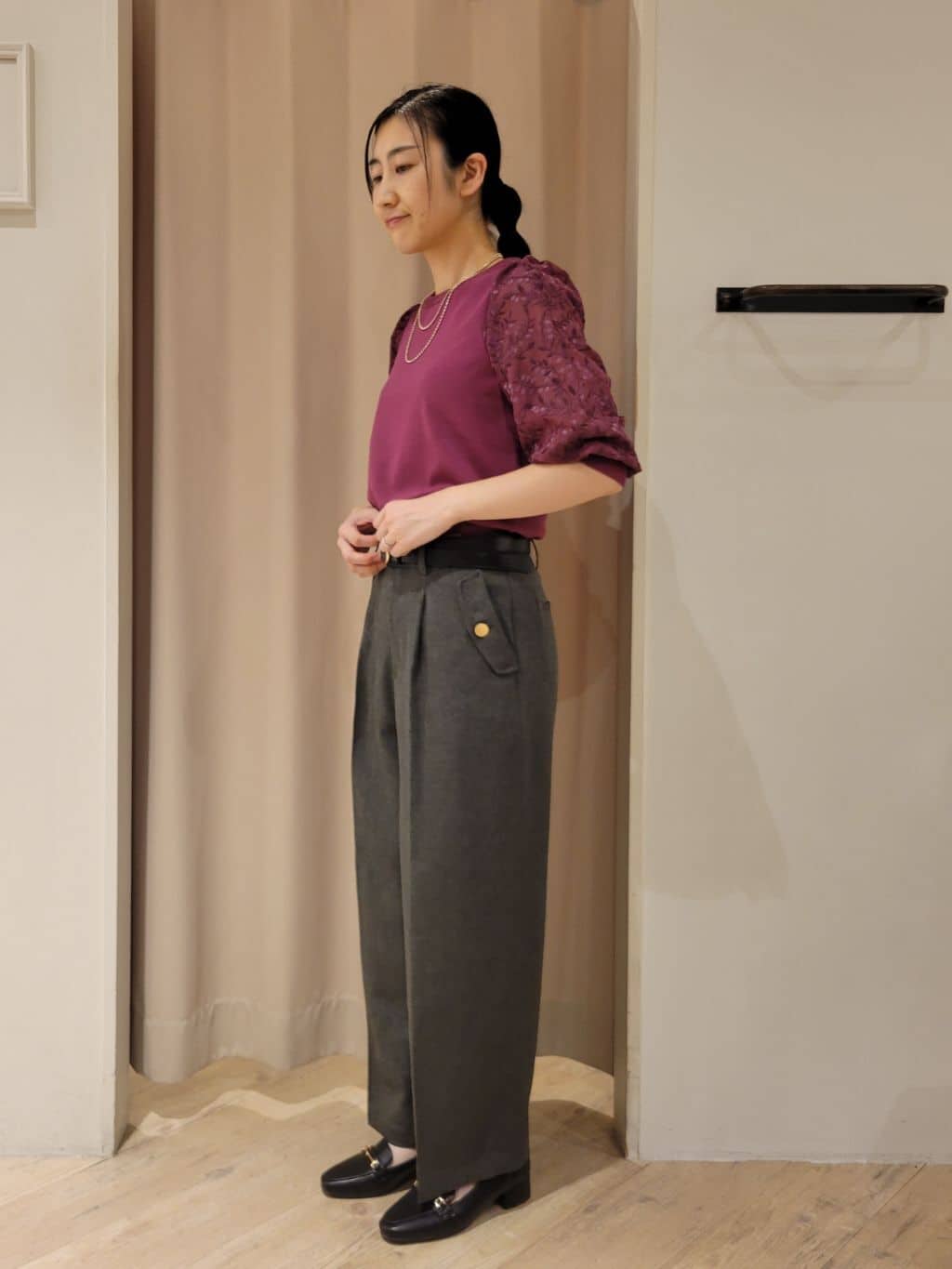 いそさんの「grove｜【二の腕カバー】繊細さと上品さをまとう袖刺繍プルオーバーニット」を使ったコーディネート