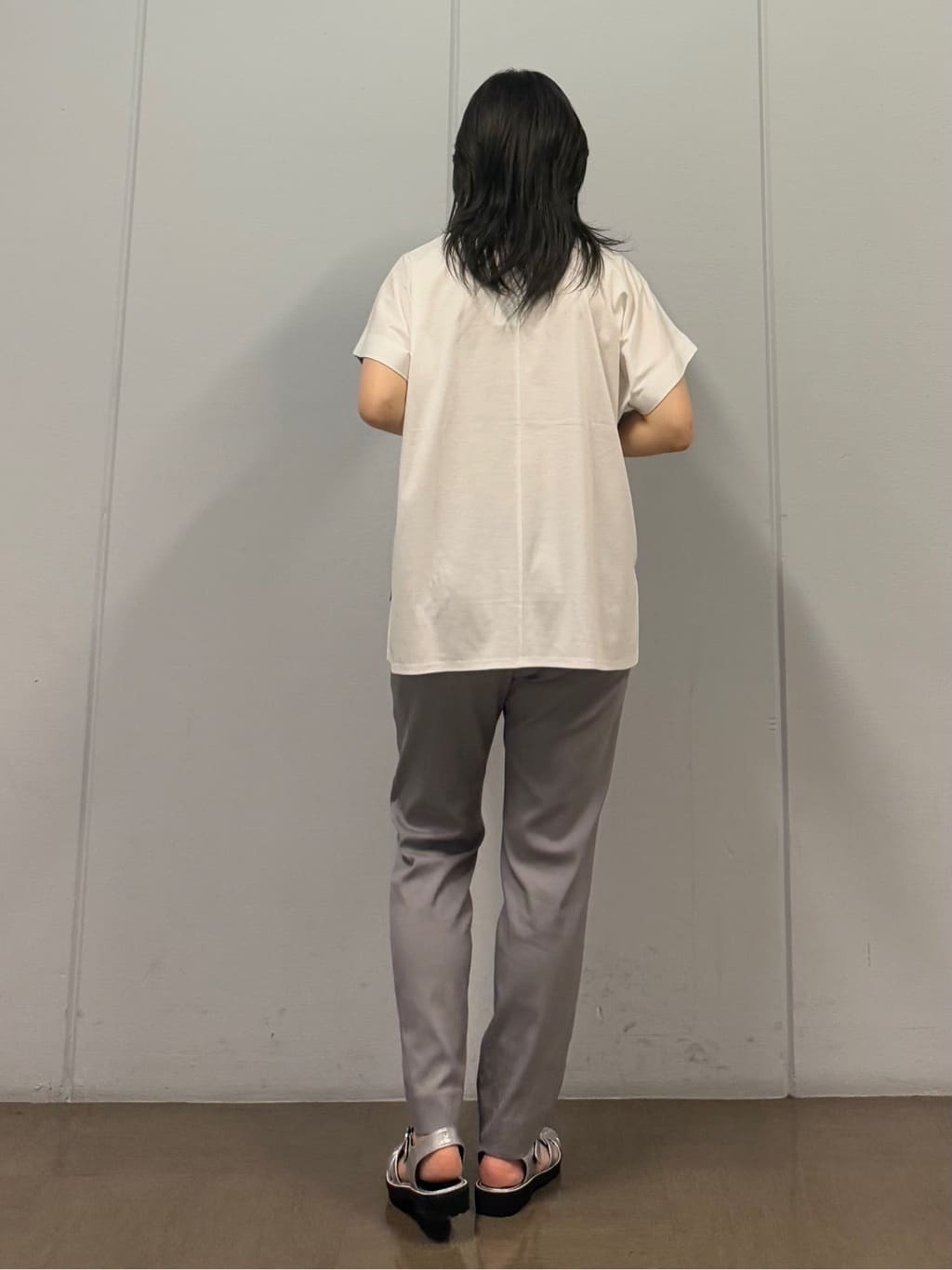 mizukiさんの「INDIVI｜【洗える／汗ジミ防止】バイカラー＆アシメヘム Tシャツ」を使ったコーディネート