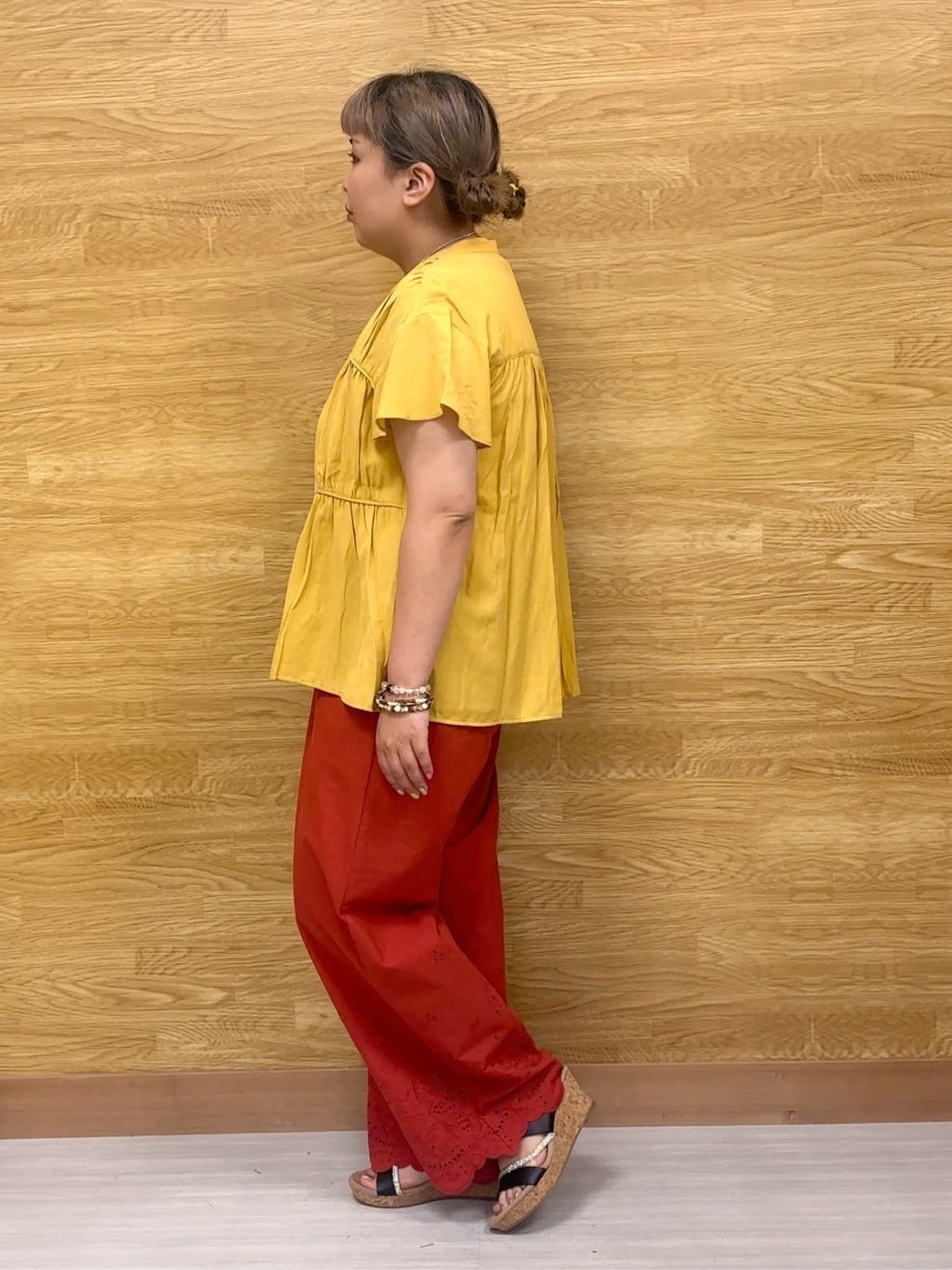 ぁむさんの「SHOO･LA･RUE｜【S-LL】華やかさをプラスする 裾刺繍ストレートパンツ」を使ったコーディネート