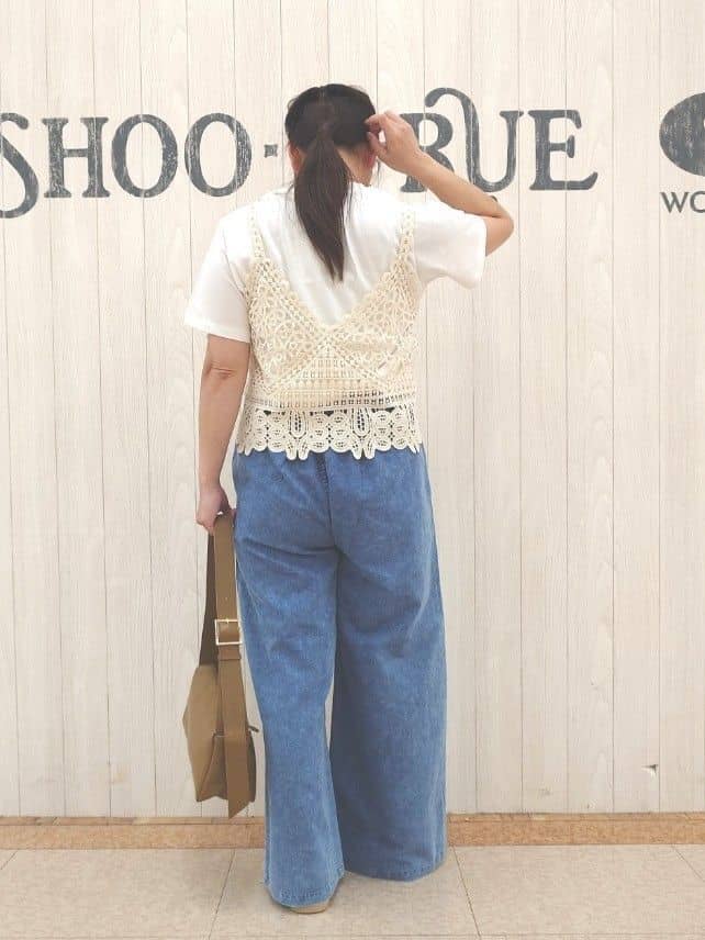 とろろさんの「SHOO･LA･RUE｜【2点セット/ひんやり】レースビスチェ＋Tシャツ」を使ったコーディネート