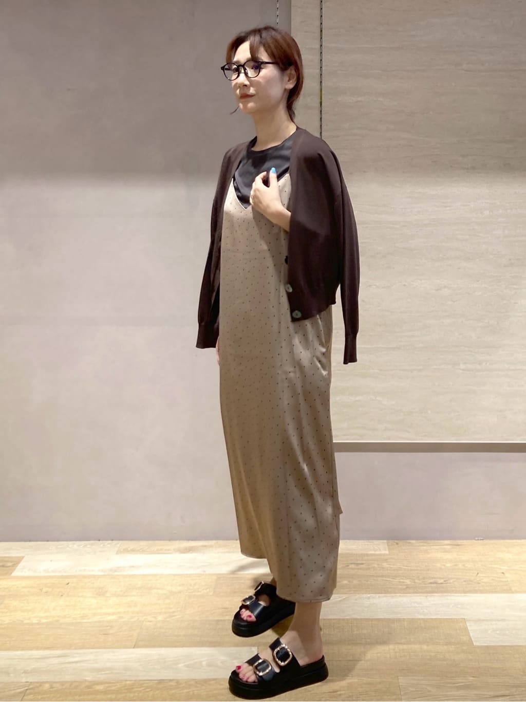 たけねぇさんの「OPAQUE.CLIP｜ランダムドット サテンキャミワンピース【洗濯機洗い可】」を使ったコーディネート