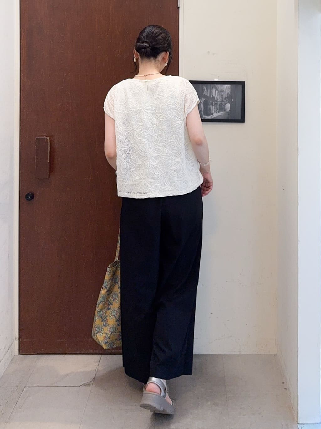𝐇𝐢𝐫𝐨𝐦𝐢さんの「SHOO･LA･RUE｜【2点セット】刺繍レーストップス」を使ったコーディネート