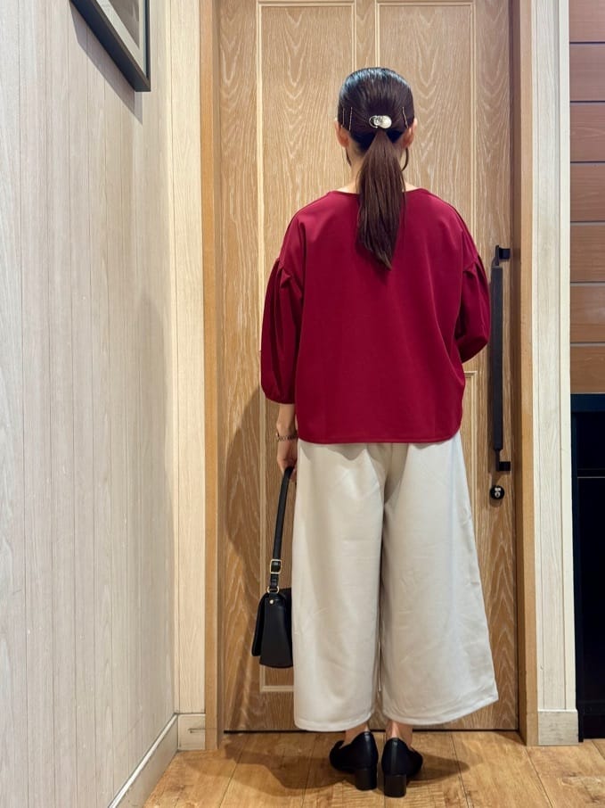 KAORIさんの「SHOO･LA･RUE｜【2点セット/7分袖】大人のきれい見え お袖タック入りアクセ付きトップス」を使ったコーディネート