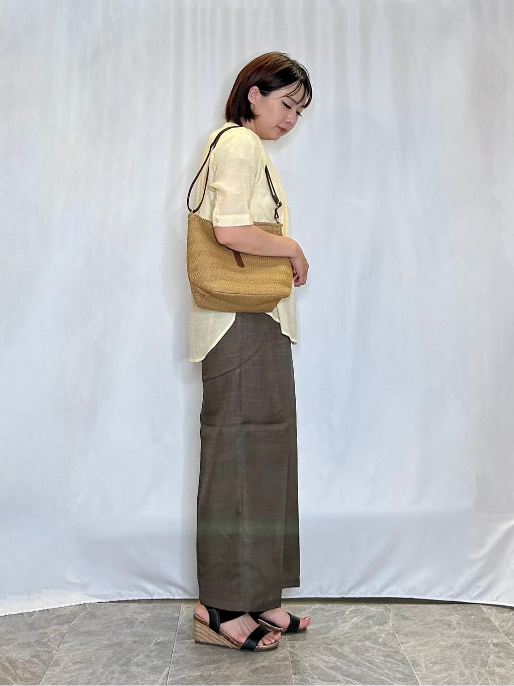 ネリさんの「SHOO･LA･RUE｜【S-LL/洗濯後しわになりにくい】ゴールドパーツできれい見え 麻調タックワイドパンツ」を使ったコーディネート