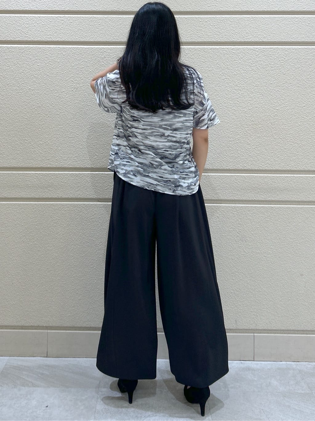 Momokaさんの「COUP DE CHANCE｜【手洗い可／日本製】プリント柄ブラウス」を使ったコーディネート