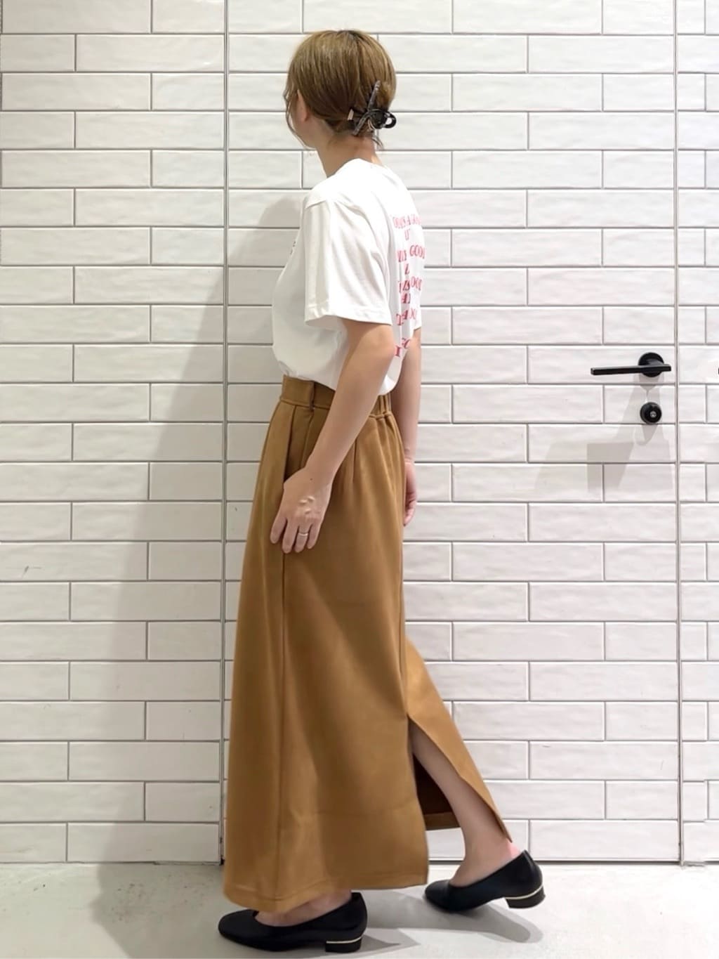 しおりさんの「OPAQUE.CLIP｜【Pontre Studio／ポンレストゥディオ】別注グラフィックTシャツ」を使ったコーディネート