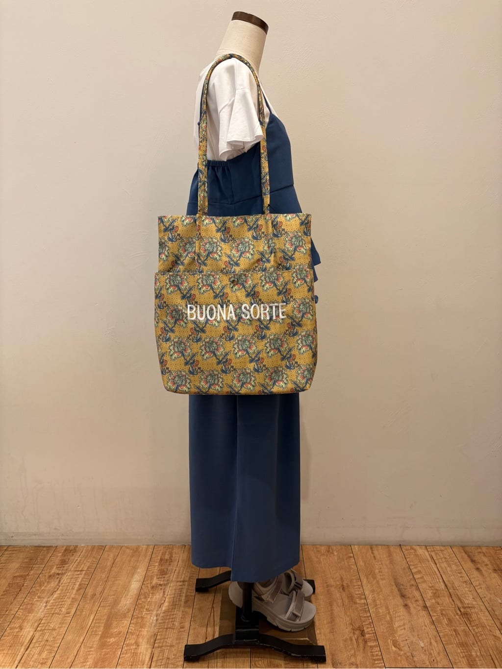 まるよOTさんの「SHOO･LA･RUE｜【汗ジミ防止/ひんやり/UV】フリルスリーブTシャツ」を使ったコーディネート