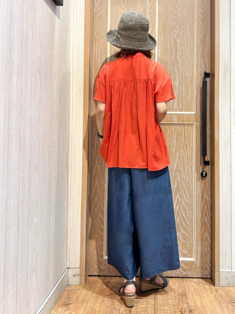 meiさんの「SHOO･LA･RUE｜【洗える/S-LL/ひんやり】金ボタンがアクセント　大人のデニムガウチョパンツ」を使ったコーディネート