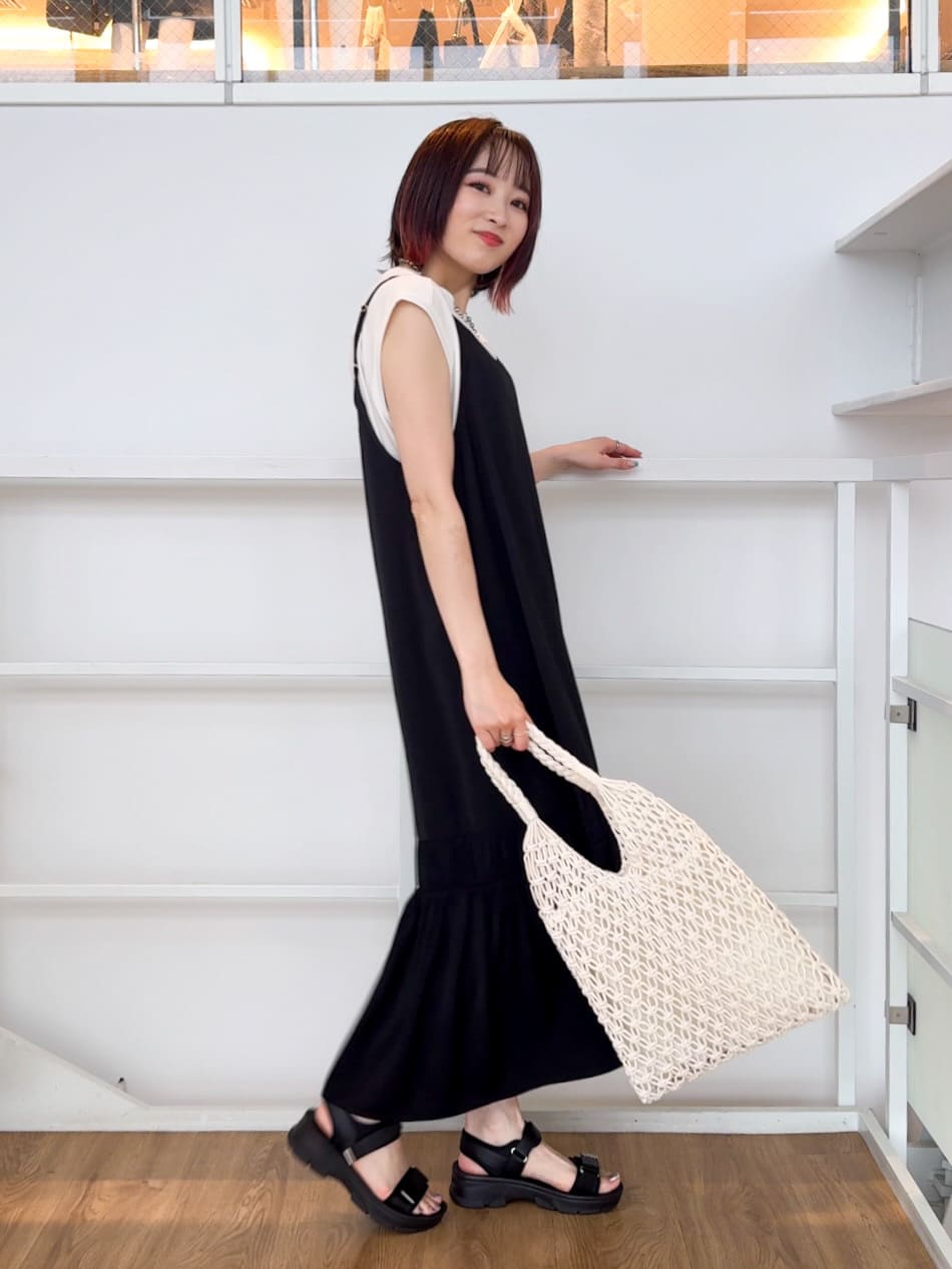 𝐜𝐡𝐢𝐤𝐚さんの「SHOO･LA･RUE｜【ひんやり】シャーリングがアクセントに 大人のデザインキャミワンピース」を使ったコーディネート